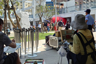 紅球現身台南河樂廣場 戲水兼拍照熱鬧滾滾