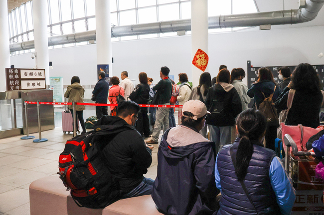 清明連假首日濃霧影響 旅客多經海上運輸抵馬祖 | 華視新聞