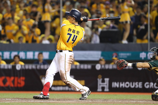 許基宏敲三壘打助兄弟奪勝 談競爭準備好自己是重點