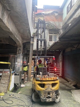 桃園大溪三元市場震成危樓 8鋼梁支撐開放取物