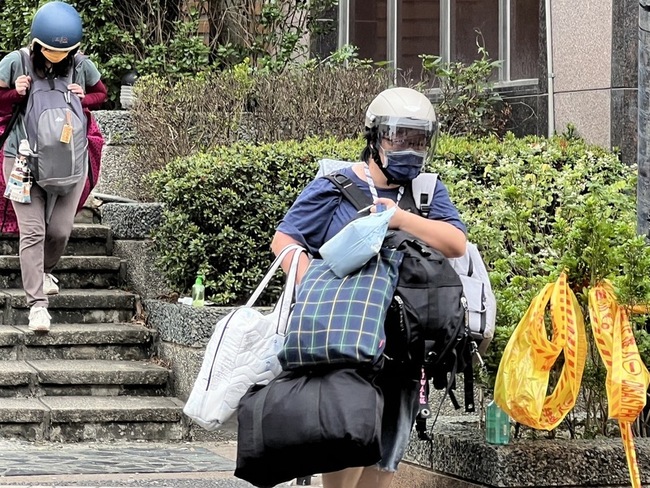 花蓮山海觀大樓列危樓 住戶請假返家取重要財物 | 華視新聞