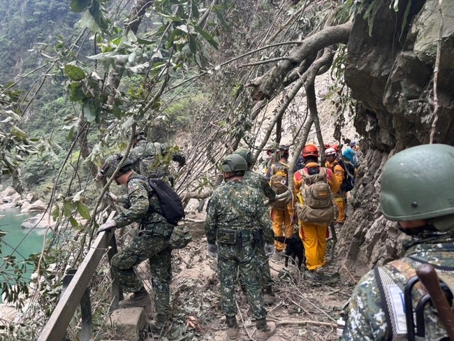 花蓮地震 國軍徒步挺進太魯閣砂卡礑步道協助救援 | 華視新聞