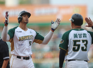 主場開幕戰魔鷹雙響砲慶祝 雄鷹賞悍將4連敗