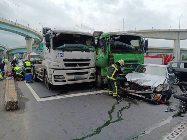 台北港7車追撞車禍 重機女乘客失去呼吸心跳 | 華視新聞