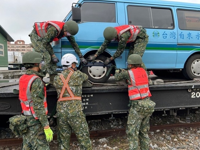 花蓮地震停水 軍方協助台水工程車鐵路運往災區 | 華視新聞