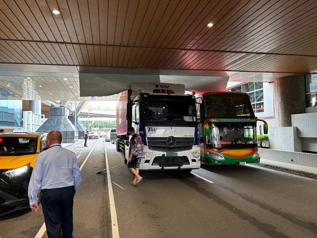 半聯結車誤闖桃機園區未注意限高  連撞設施挨罰 | 華視新聞