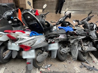 疑開車玩手機撞路邊21輛機車 新莊警逮通緝犯