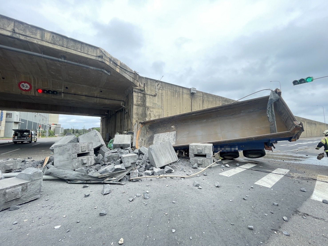 台61線觀音段砂石車10公尺高墜地  駕駛彈飛不治 | 華視新聞