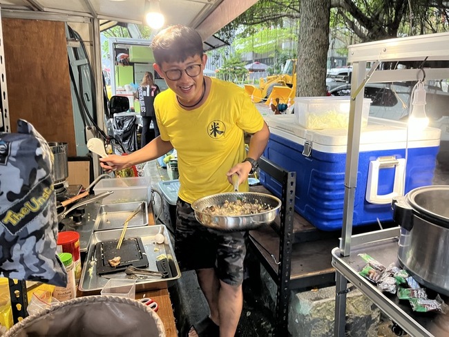 最美的風景 愛心餐車挺進災區煮熱食為前線送暖 | 華視新聞