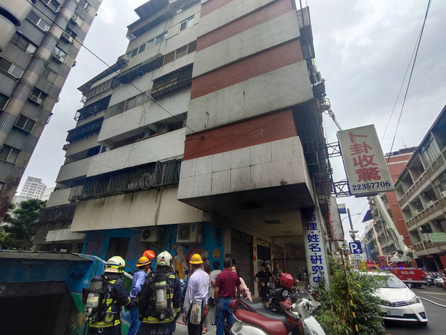 台中北區集合住宅起火  警消到場撲滅無人傷 | 華視新聞