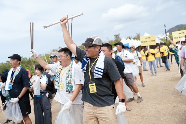 台灣祭後近百樂迷墾丁淨灘 清出512公斤垃圾 | 華視新聞