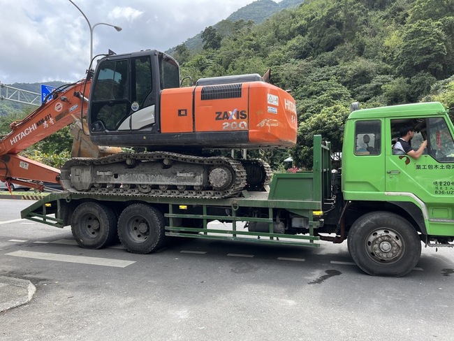 土耳其無人機隊助險峻環境搜救 大型機具沿河床挺進 | 華視新聞