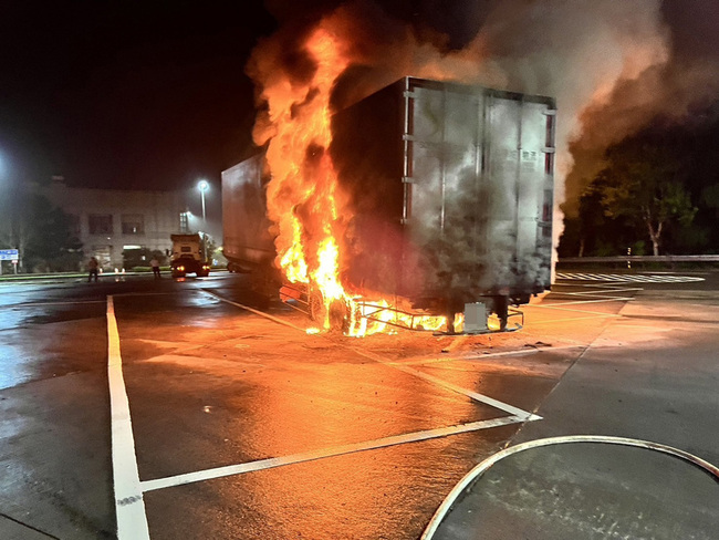 聯結貨櫃車國道西湖段起火  載運電子零件付之一炬 | 華視新聞