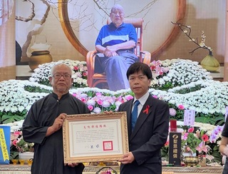 蒸汽機車修復大師鄭萬經公祭 文化部頒贈旌揚狀