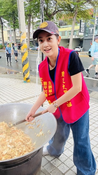 演員郭亞棠幸運抬到大甲媽神轎 下廚與信徒結緣