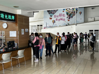 彰縣府發2萬份大甲媽壓轎金 民眾排隊領取