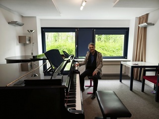 指揮家準．馬寇爾重返母校 勉學子珍惜習樂時光