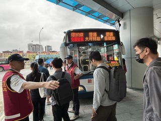 新北環狀線接駁車早上尖峰疏運順暢 民眾指好很多