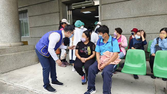 新北旅客疑在台南用餐中毒  25名至嘉義醫治 | 華視新聞