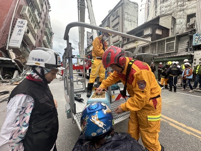 天王星大樓發現橘貓卡鐵窗 消防局出動雲梯車救出 | 華視新聞