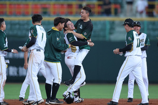 張肇元當英雄敲隊史首支再見安  率雄鷹擊敗桃猿