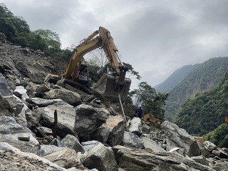 重機具吊起巨石  砂卡礑1女性罹難者送殯儀館