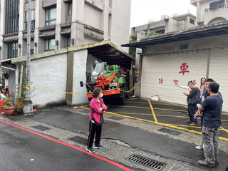 基隆吊車停斜坡下滑撞進雜貨店 差15秒外籍女躲一劫