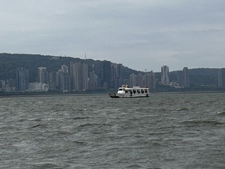 淡水八里交通船擱淺 消防出船接駁老幼