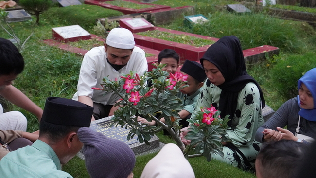 印尼喜迎開齋節  穆斯林赴墓園為逝者祈禱 | 華視新聞