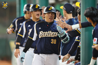曾頌恩轟3分砲、打線單局灌8分  兄弟勝獅隊止敗