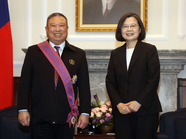 蔡總統授勳中華奧會主席林鴻道  表彰對台灣體育貢獻 | 華視新聞