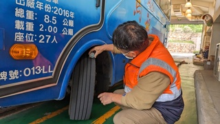 迎接觀光旺季  連江監理站逐台檢驗轄管遊覽車