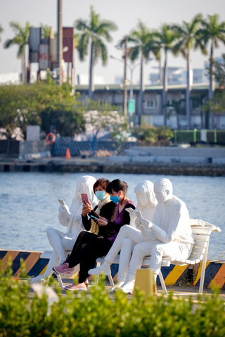 駁二「手機人生」藝術品遭畫紅唇 文化局已清除