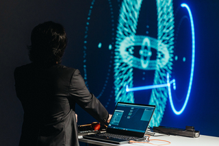 雷射能量穿透劇院 張方禹、韓承燁共製音像新作