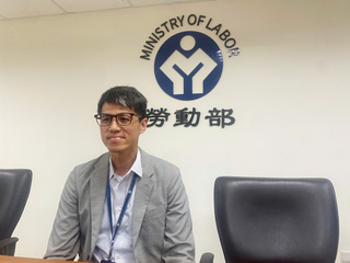 8成選調薪免付技術證 2.6萬移工轉中階技術人力