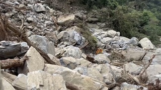 砂卡礑步道、中和礦場遇落石 搜救人員險被擊中