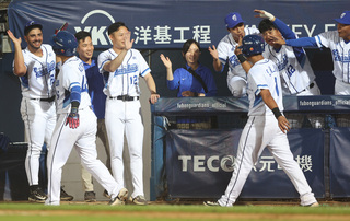 富邦悍將本季首度連勝 陳金鋒盼球員大膽做自己