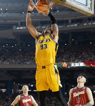 T1艾德、柯丹雙洋將領軍 特攻搶下大巨蛋籃球賽首勝