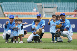 悍將高國麟帶4歲兒子開球 盼未來不打棒球讀電機系