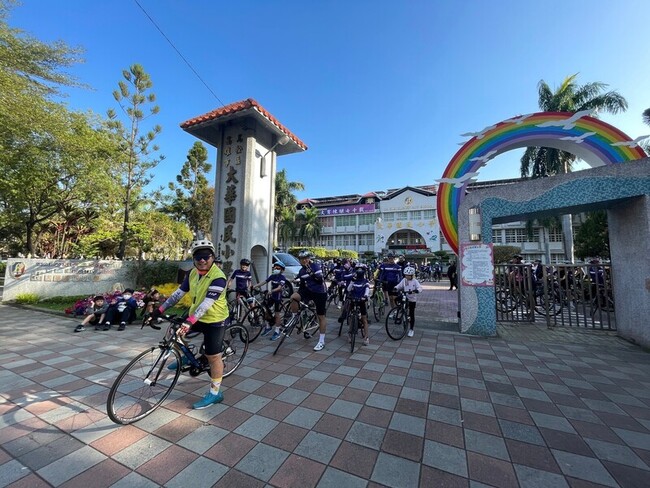 高市大華國小34畢業生  完成自行車百里挑戰 | 華視新聞
