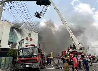 雲林碾米廠火警 火載量大逾4小時仍在搶救