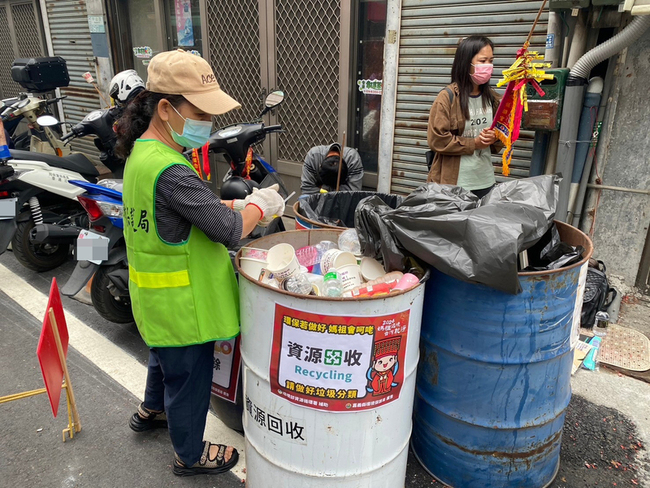 嘉縣雇弱勢族群做環保  有效消化大甲媽遶境垃圾 | 華視新聞