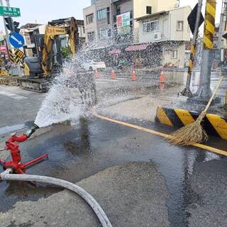 高雄橋頭區疑挖破瓦斯管飄異味 消防灑水防護