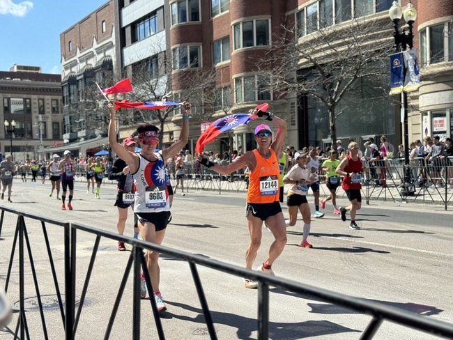 波士頓馬拉松晴空下登場  台灣跑者舉國旗衝線 | 華視新聞