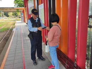 車上刷卡機拆除不熟悉 高雄輕軌補票率升