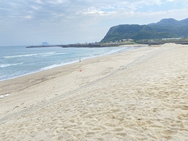 鴻海認養萬里600公尺白沙海灘 員工眷屬投入淨灘 | 華視新聞