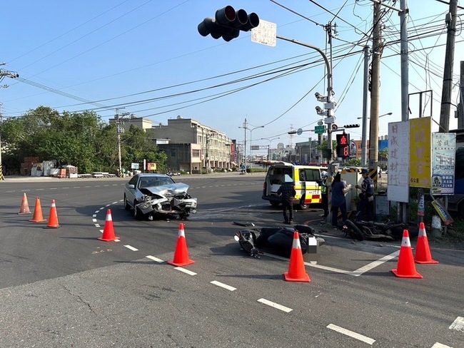 通霄自小客涉違規左轉  撞飛騎士再波及待轉機車 | 華視新聞