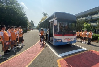 苗栗農工推交通安全教育  巴士駛入校園實境演練