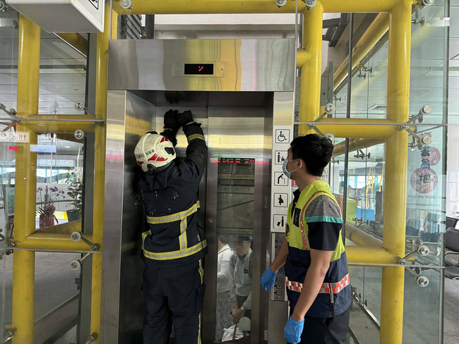 台鐵員林站電梯又故障  3旅客受困14分鐘 | 華視新聞