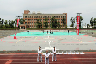 弘光科大迎全大運聖火  無人機吊掛歡迎布條